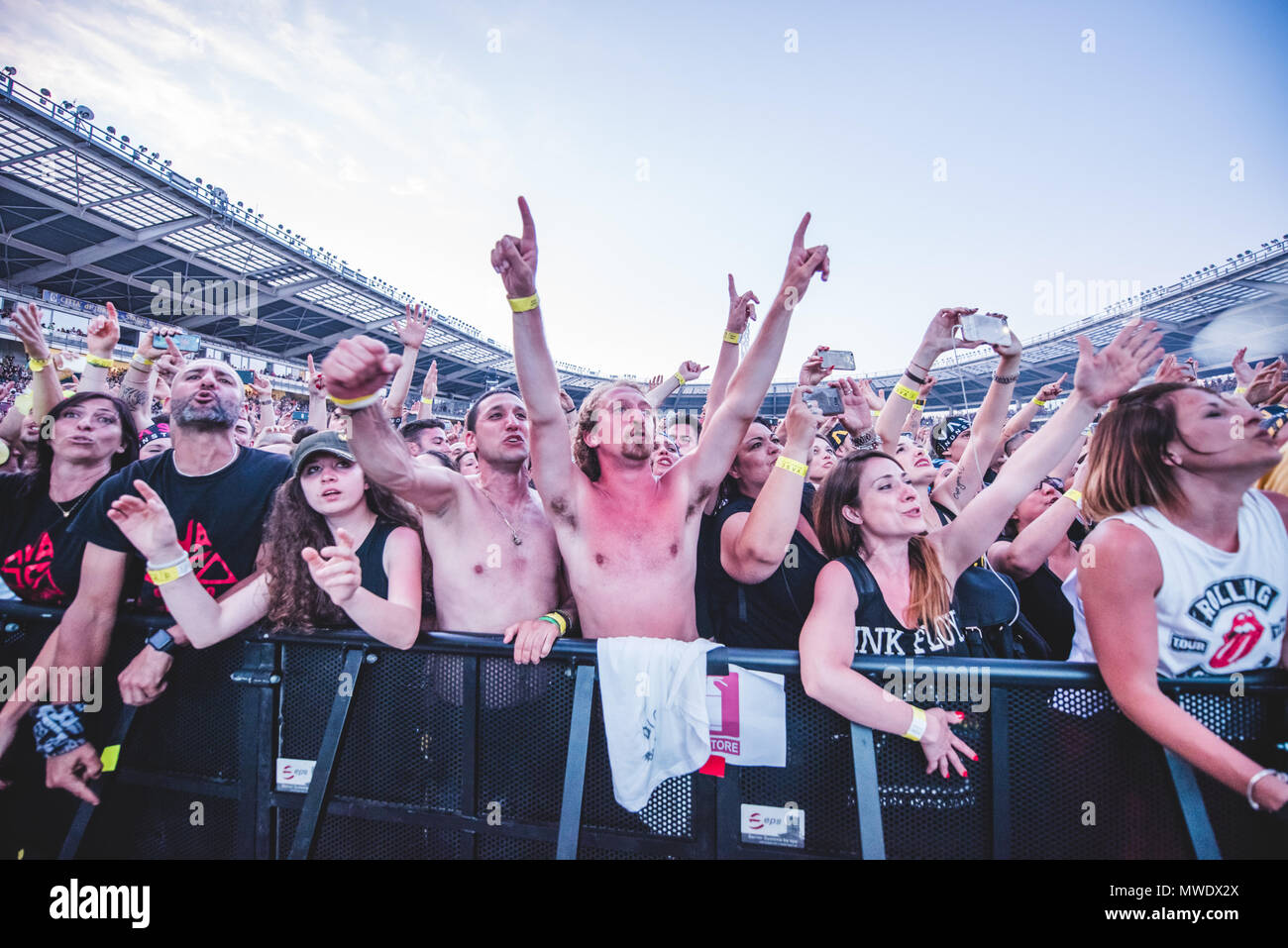 L'Italie, le 1 juin 2018 : Le rocker italien Vasco Rossi, mieux connu comme Vasco ou Blasco, spectacle sur scène pour son premier 'Vasco Non Stop live' tournée italienne 2018 avec son nouveau groupe. Photo : Alessandro Bosio/Alamy Live News Banque D'Images