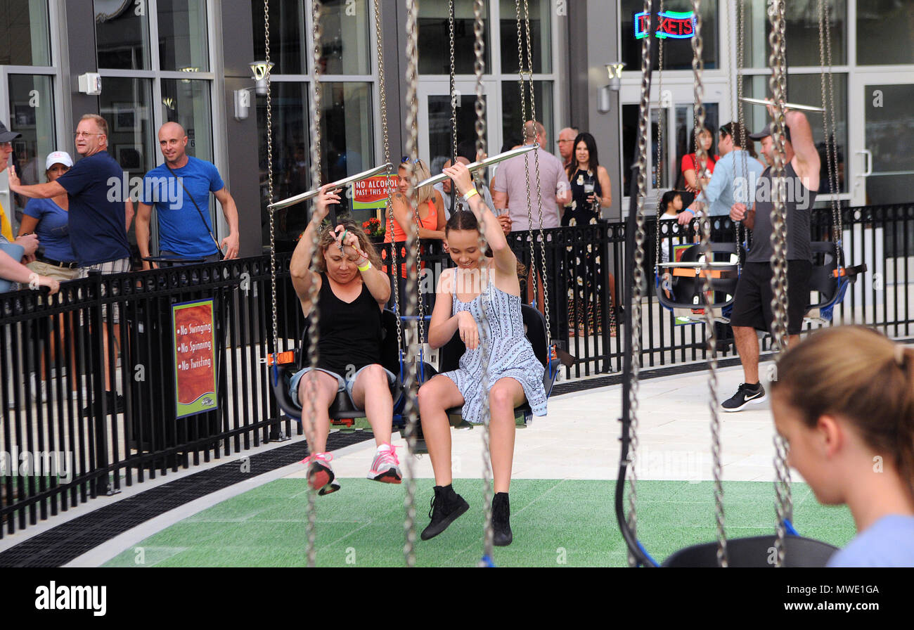 En Floride, aux États-Unis. 1er juin 2018. Les gens d'avoir un siège sur l'Orlando Salvatore Adamo, le plus haut du monde swing ride, lors de son inauguration le 1 juin 2018 à Orlando, Floride. Les 10 millions de l'attraction, situé dans le quartier touristique de International Drive Orlando et à proximité de la roue d'observation de l'Œil, les coureurs prend plus de 400 pieds en l'air et les variations autour de la garniture à des vitesses de 60 milles par heure. (Paul Hennessy/Alamy) Crédit : Paul Hennessy/Alamy Live News Banque D'Images