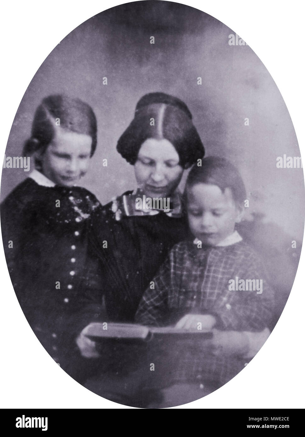 . L'épouse de Henry Wadsworth Longfellow, Fanny Appleton Longfellow, avec fils Charles et Ernest. vers 1849. Cathan, Lucius H. 201 FA Longfellow et fils c1849 Banque D'Images