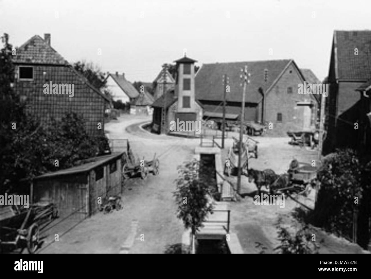 . Deutsch : Feuerwehrplatz von 1920 Kleine Villa Rose mit . 24 août 2011. Gemeinde Wennigsen (Deister) 207 1920 Feuerwehrplatz mit von Kleine Villa Rose Banque D'Images