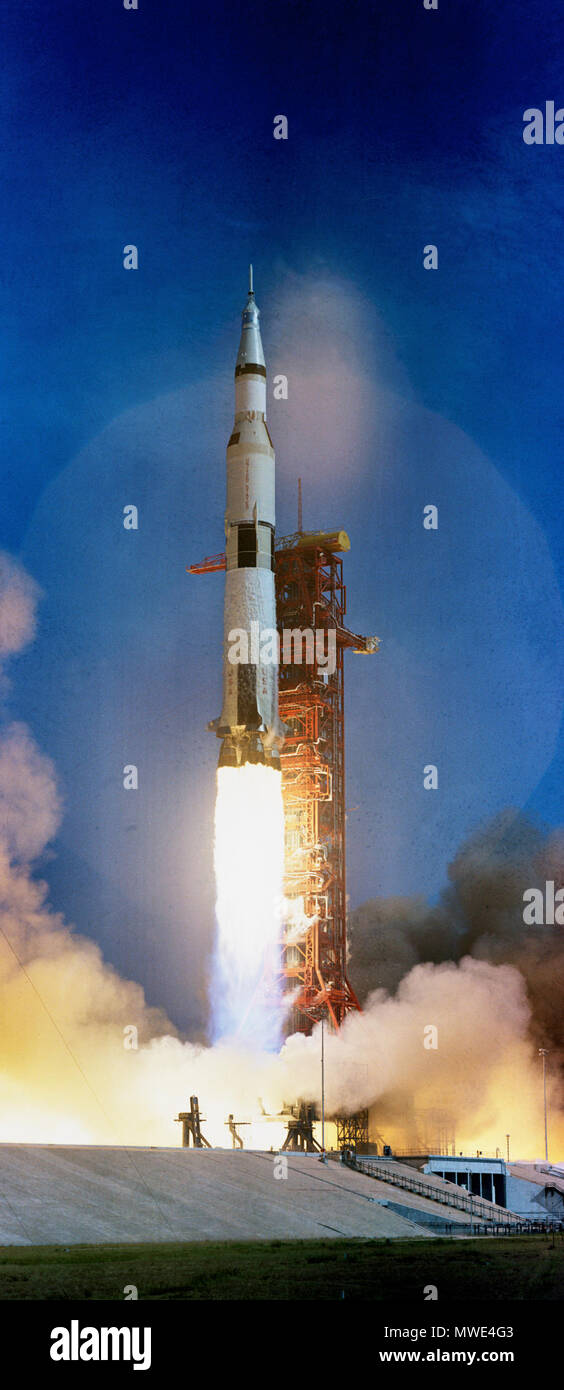 Le décollage d'Apollo 11. L'énorme, 363-pi. de hauteur (Apollo 11 Lunar Module V/107/Saturne 506) véhicule spatial est lancé à partir d'un Pad, complexe de lancement 39 du Centre spatial Kennedy (KSC), à 9 h 32 (HAE), le 16 juillet 1969. Je Banque D'Images