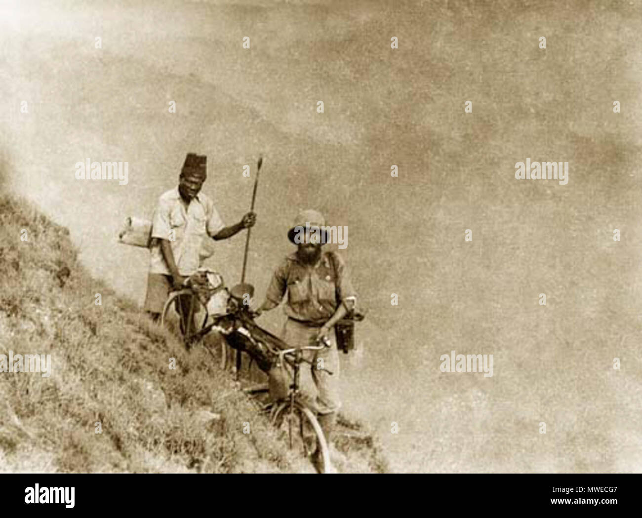 . Kazimierz Nowak et un guerrier. La photo prise par Kazimierz Nowak (1897-1937) lors de son voyage en Afrique - un voyageur polonais, correspondant et photographe. Probablement le premier homme dans le monde qui ont traversé l'Afrique du Nord au Sud et du sud au nord (de 1931 à 1936 ; à pied, à vélo et en canoë). environ sur 1931-36. probablement Kazimierz Nowak (selftimer) ou d'un auteur inconnu 337 Kazimierz Nowak et guerrier Banque D'Images