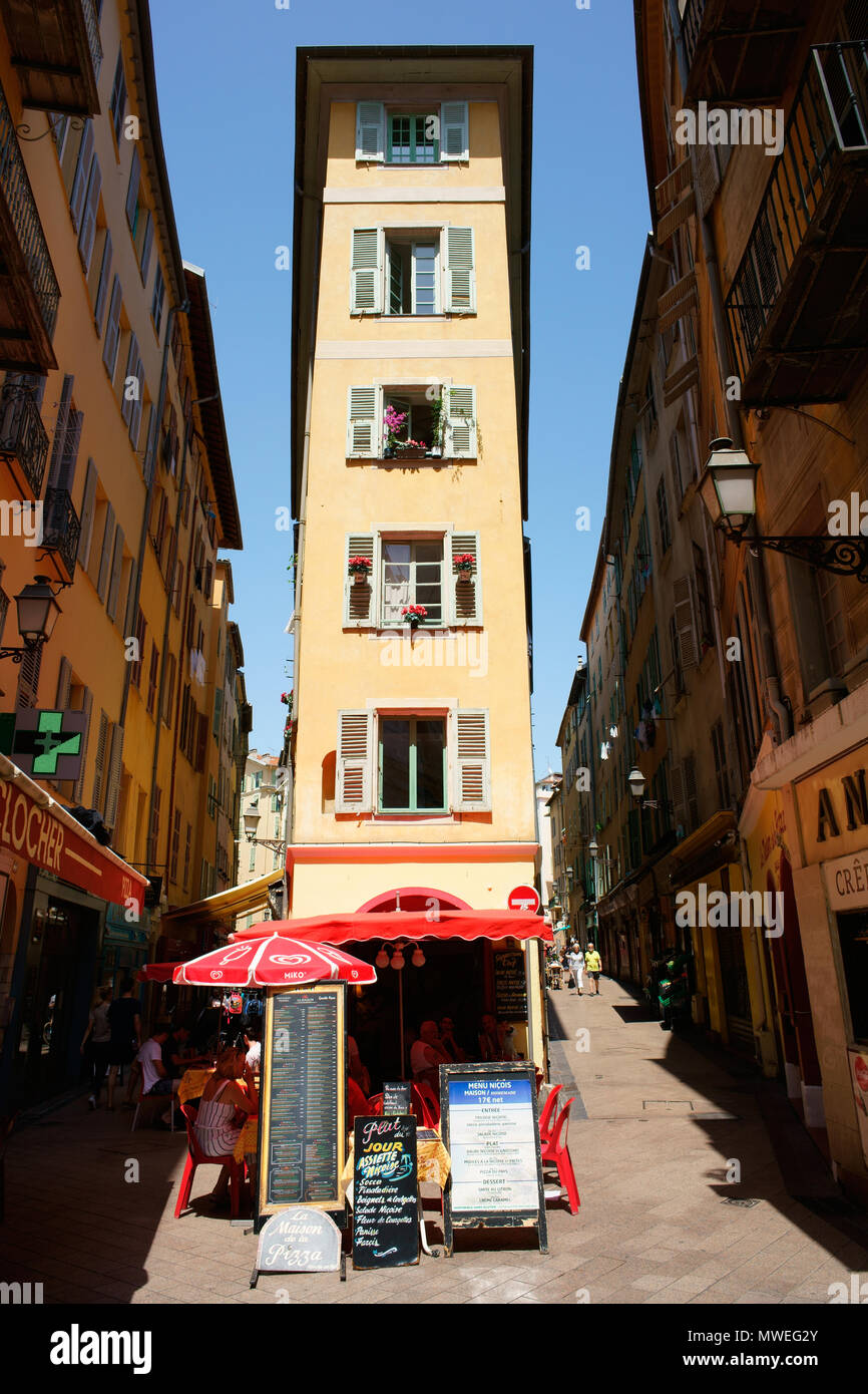 Bâtiment très étroit entre deux rues étroites. Vieille ville de Nice, Côte d'Azur, Alpes-Maritimes, France. Banque D'Images