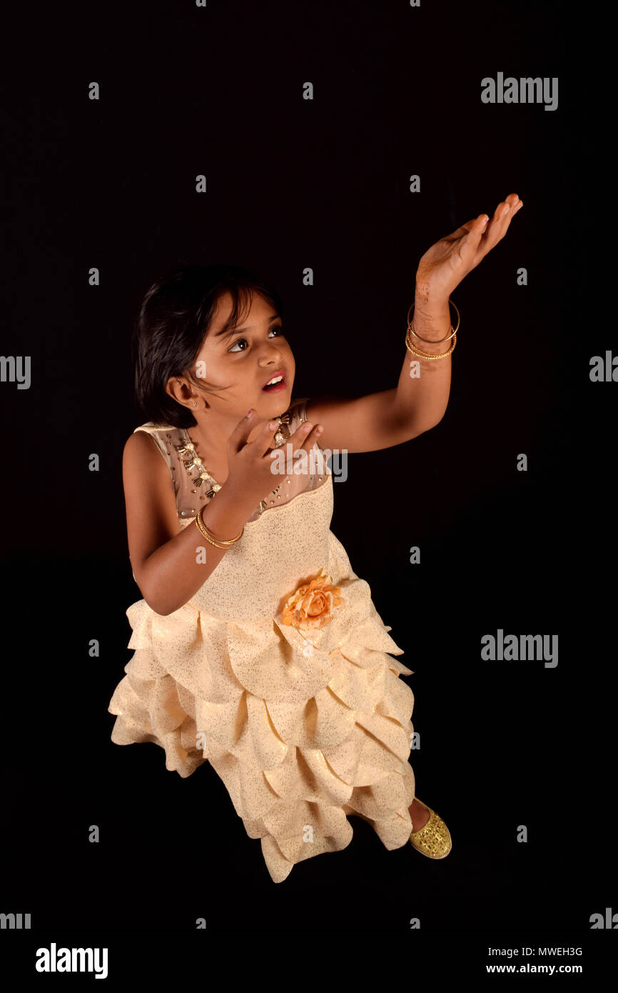 Petite fille danser, Pune, Maharashtra Banque D'Images