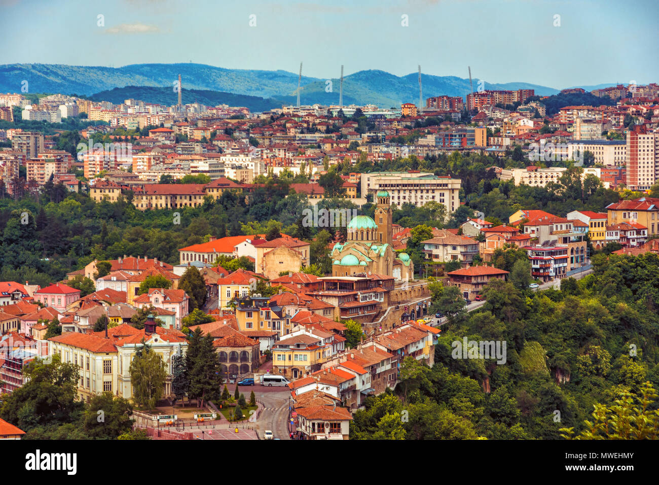 Belle vue sur la vieille ville avec une architecture traditionnelle de Veliko Tarnovo sur une journée ensoleillée en Bulgarie Banque D'Images