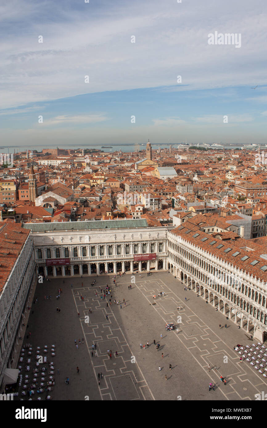 Vue sur la Place St Marc et la ville de Venise à partir du haut de la Basilique St Marc. Banque D'Images