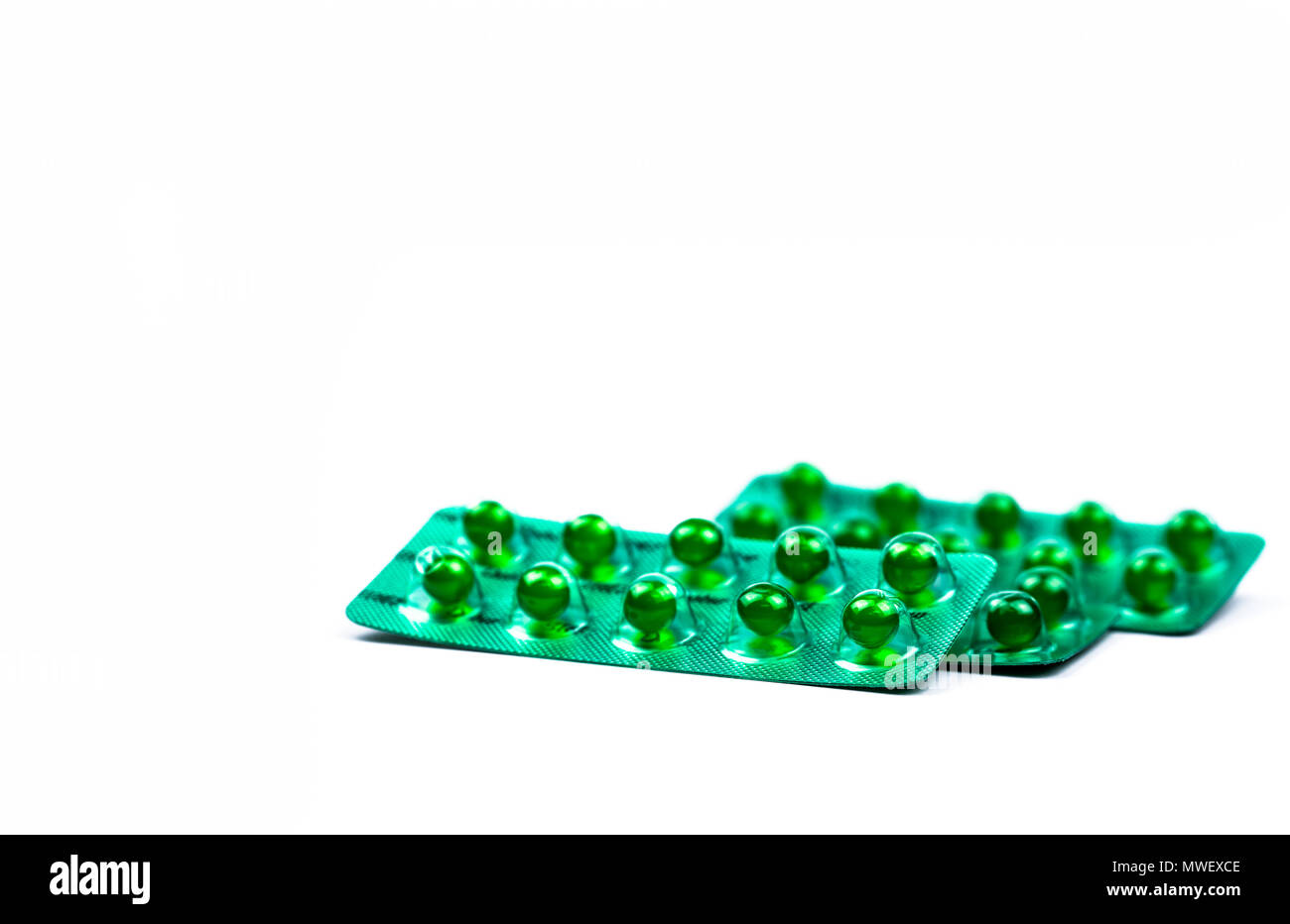 Capsule molle de rond vert comprimés isolé sur fond blanc avec l'exemplaire de l'espace. La médecine ayurvédique pour l'indigestion, du gaz et de l'acidité. Phytothérapie faites Banque D'Images