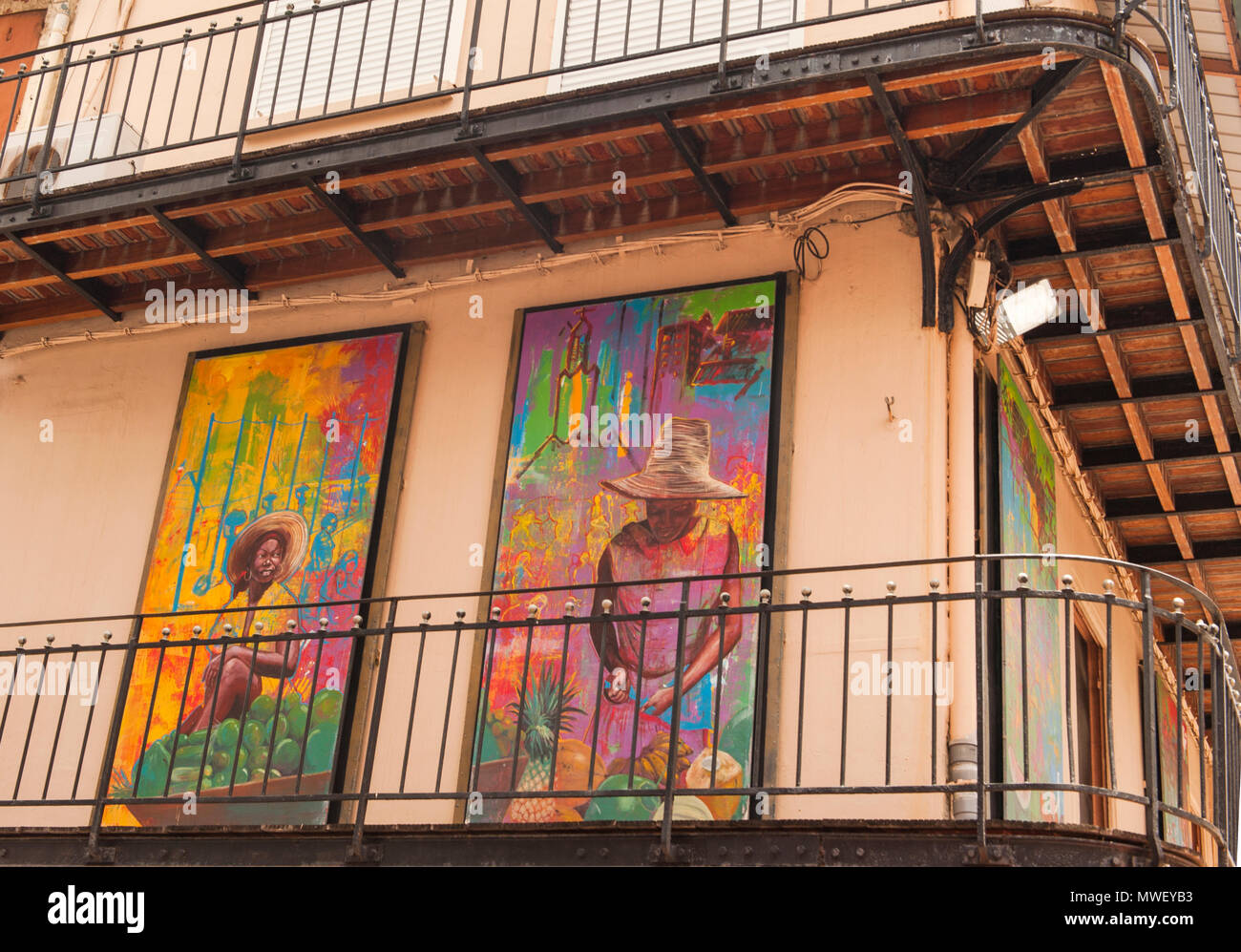 Art de rue colorés sur une maison dans le centre-ville de Fort-de-France, Martinique Banque D'Images