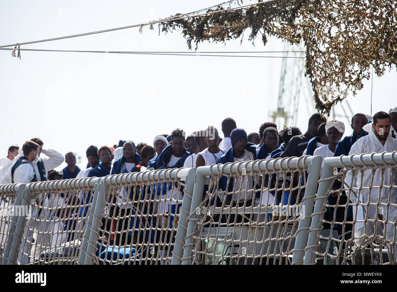 Palerme, les étapes du débarquement de 592 migrants dans le port de Palerme à partir de la navire espagnol Numancia. Banque D'Images