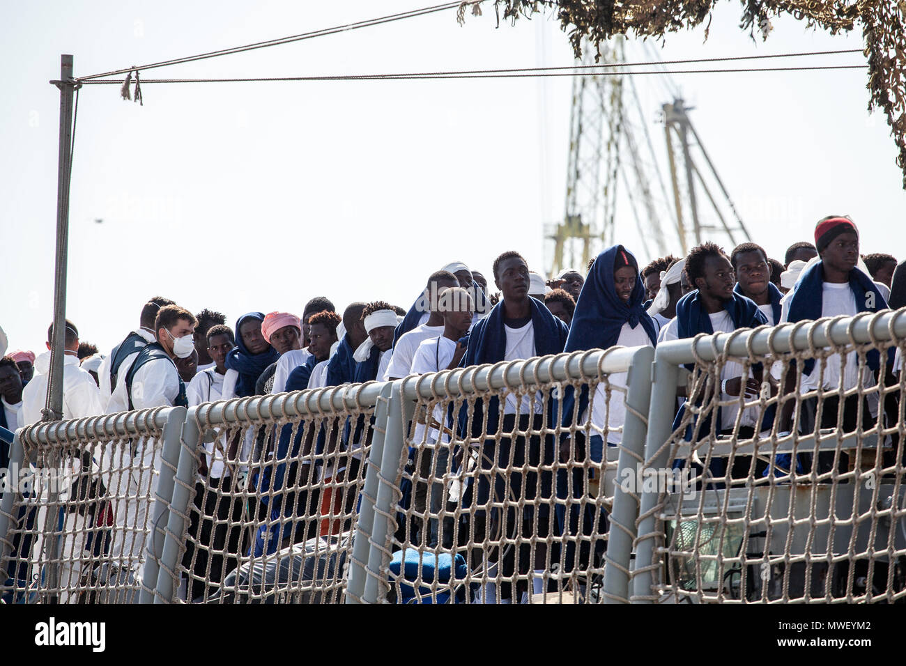 Palerme, les étapes du débarquement de 592 migrants dans le port de Palerme à partir de la navire espagnol Numancia. Banque D'Images