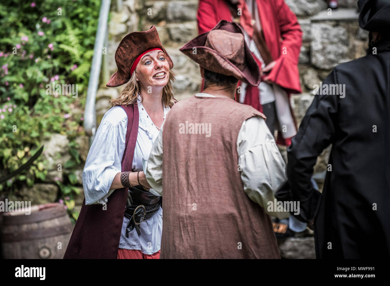 - Un groupe de théâtre amateur dans un spectacle au jardin Trebah amphithéâtre à Cornwall. Banque D'Images