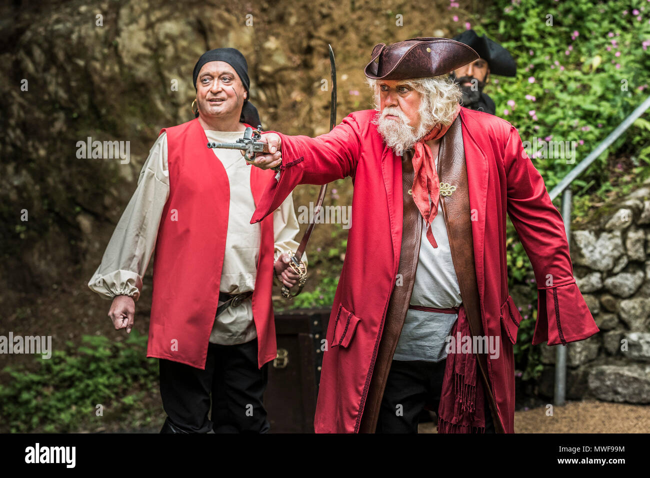 - Un groupe de théâtre amateur dans un spectacle au jardin Trebah amphithéâtre à Cornwall. Banque D'Images