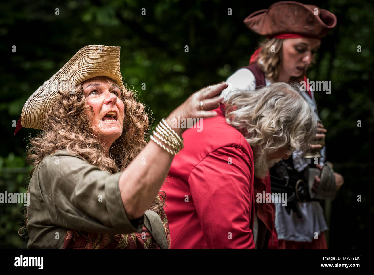 - Un groupe de théâtre amateur dans un spectacle au jardin Trebah amphithéâtre à Cornwall. Banque D'Images