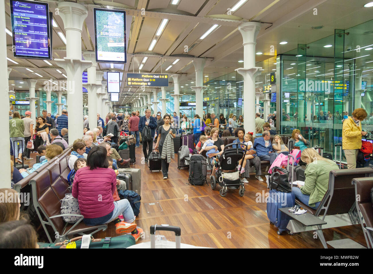 Salon d'attente de départ, Kings Cross St Pancras, Eurostar, Londres, Royaume-Uni. Banque D'Images