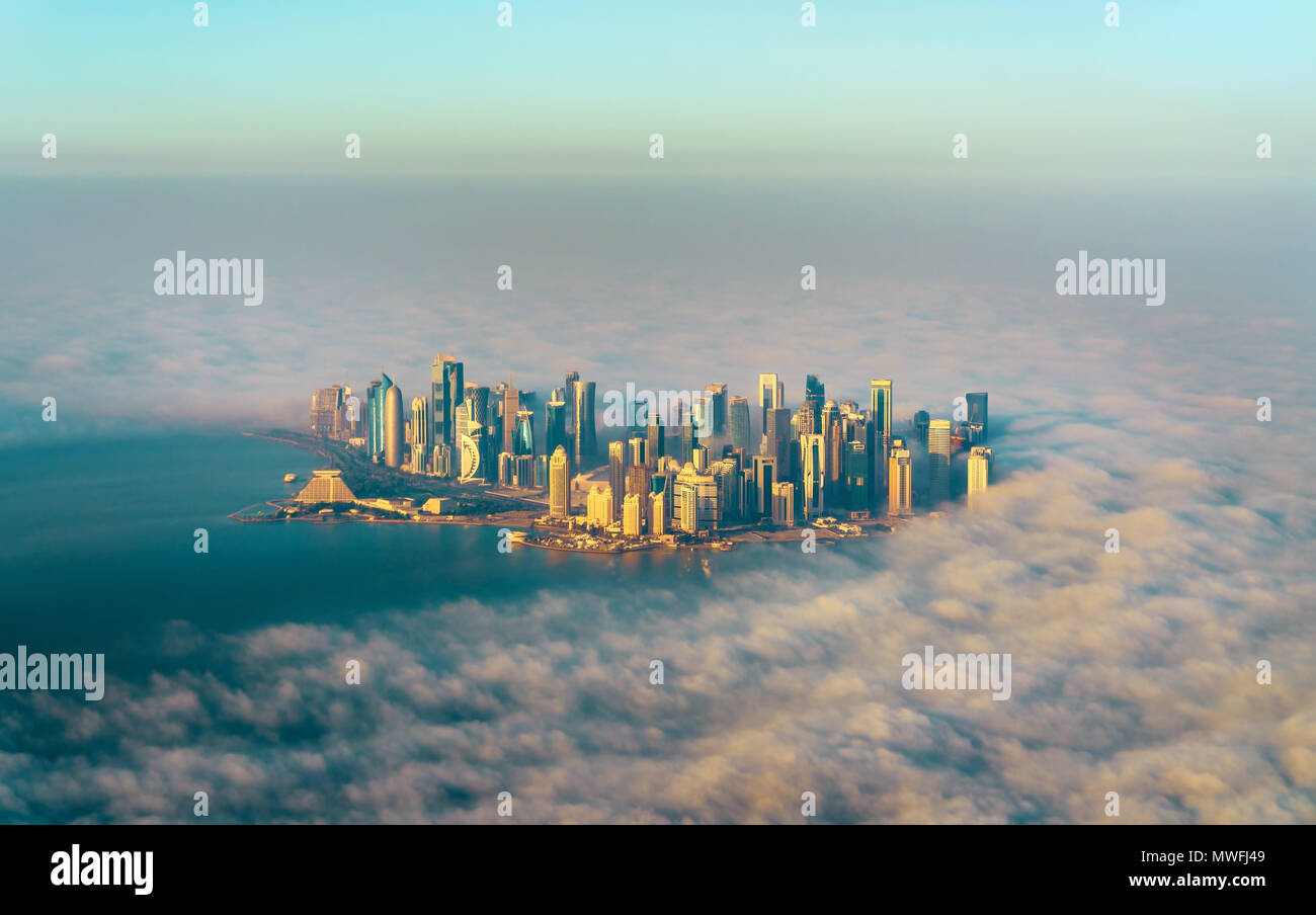 Vue aérienne de Doha à travers le brouillard du matin - le Qatar, le golfe Persique Banque D'Images