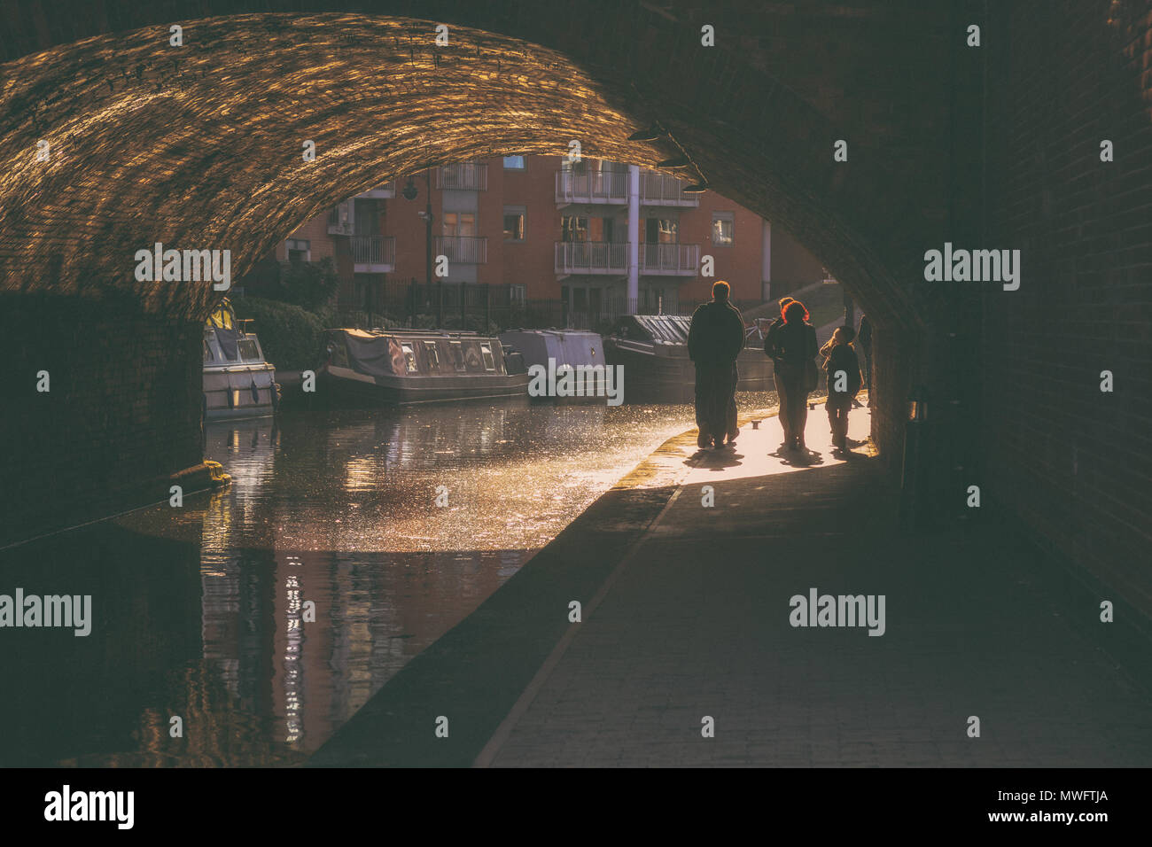 Les gens se promener au soleil le long des canaux de Birmingham Banque D'Images