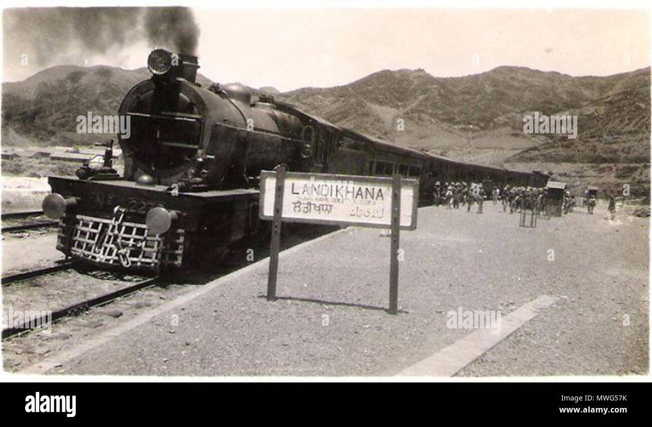 . Anglais : ch. 1930-40s : Landi Khana Gare - Torkham Landi Khana est une gare ferroviaire, près de la ville pakistanaise de Torkham, sur la frontière pakistano-afghane. Il a été créé le 23 avril 1926 au cours de la domination britannique. Le chemin de fer reliant la gare à proximité Landikotal a été fermé le 15 décembre 1932 sur demande du gouvernement afghan. 15 janvier 2014, 20:09:03. OM192 358 STATION 1932 LANDI KHANA Banque D'Images