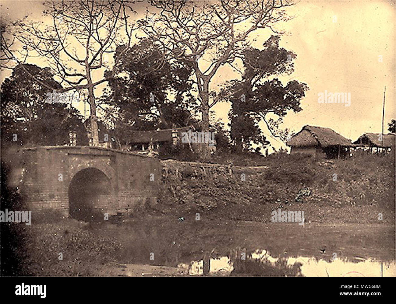 . Tiếng Việt : Cầu Giấy gần Hà Nội nơi mà thiếu tá hải quân tử Françis Garnier bị trận (ngày 21/12/1873) và 10 năm sau lại đến lược trung tá hải quân Henri Rivière (19/5/1883) 中文 : 1873年12月21日在河內附近的紙橋，（年後 10 1883年5月19日）法國海軍李威利上校被殺 . 25 janvier 2012. Hocquard 363 Le pont de Papier 1884-1885 Banque D'Images