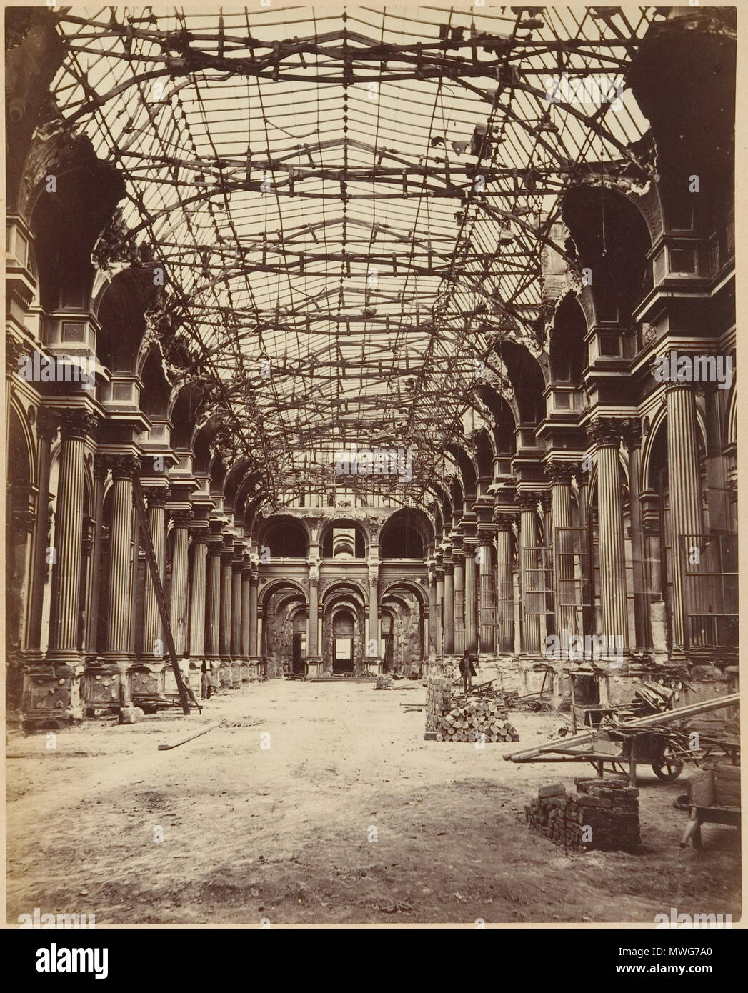 . Anglais : Les ruines de Paris et de ses environs 1870-1871 : 100 Photographies : Premier Volume. Par A. Liébert, texte par Alfred d'Aunay. Auteur : Alfred d'Aunay (Français) Date : 1870-71 Médium : Épreuve épreuves à partir de négatifs sur verre Dimensions : env. : Images 19 x 25 cm (7 1/2 x 9 13/16 in.), ou les supports de marche arrière : 32,8 x 41,3 cm (12 15/16 x 16 1/4 in.), ou l'inverse de la ligne de crédit Classification : Albums : Joyce F. Menschel Fonds Bibliothèque Photographie 2007 NUMÉRO D'ACCESSION : 2007.454.1.1-.33 English : Salle des fêtes . 1870-71. Alphonse Liébert J. (Français, 1827-1913) 368 Les ruines de Paris et Banque D'Images