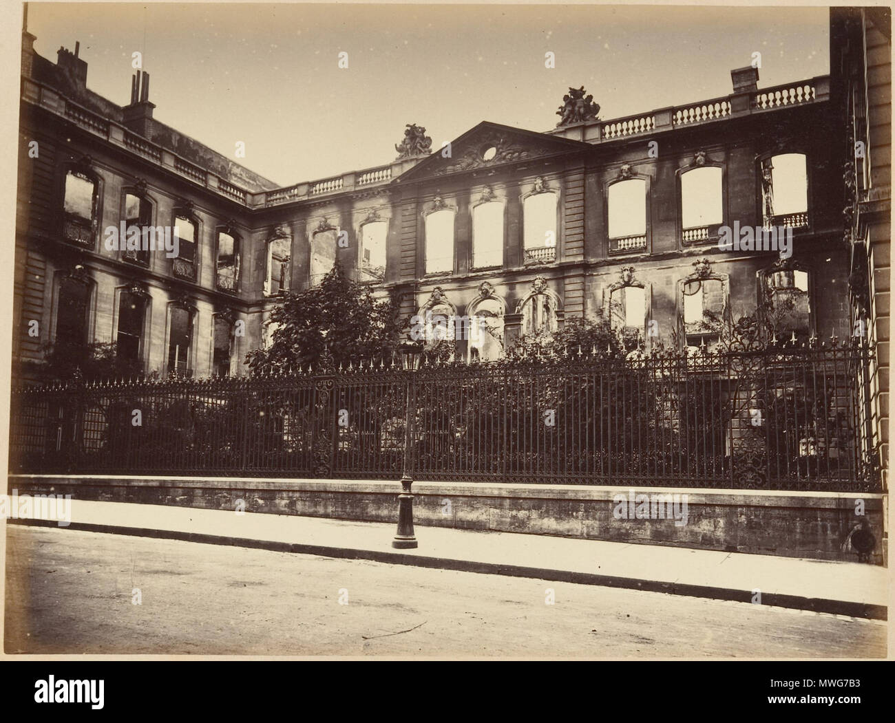 . Anglais : Les ruines de Paris et de ses environs 1870-1871 : 100 Photographies : Premier Volume. Par A. Liébert, texte par Alfred d'Aunay. Auteur : Alfred d'Aunay (Français) Date : 1870-71 Médium : Épreuve épreuves à partir de négatifs sur verre Dimensions : env. : Images 19 x 25 cm (7 1/2 x 9 13/16 in.), ou les supports de marche arrière : 32,8 x 41,3 cm (12 15/16 x 16 1/4 in.), ou l'inverse de la ligne de crédit Classification : Albums : Joyce F. Menschel Fonds Bibliothèque Photographie 2007 NUMÉRO D'ACCESSION : 2007.454.1.1-.33 . 1870-71. Alphonse Liébert J. (Français, 1827-1913) 368 Les ruines de Paris et de ses environs, 1870-1871 Banque D'Images