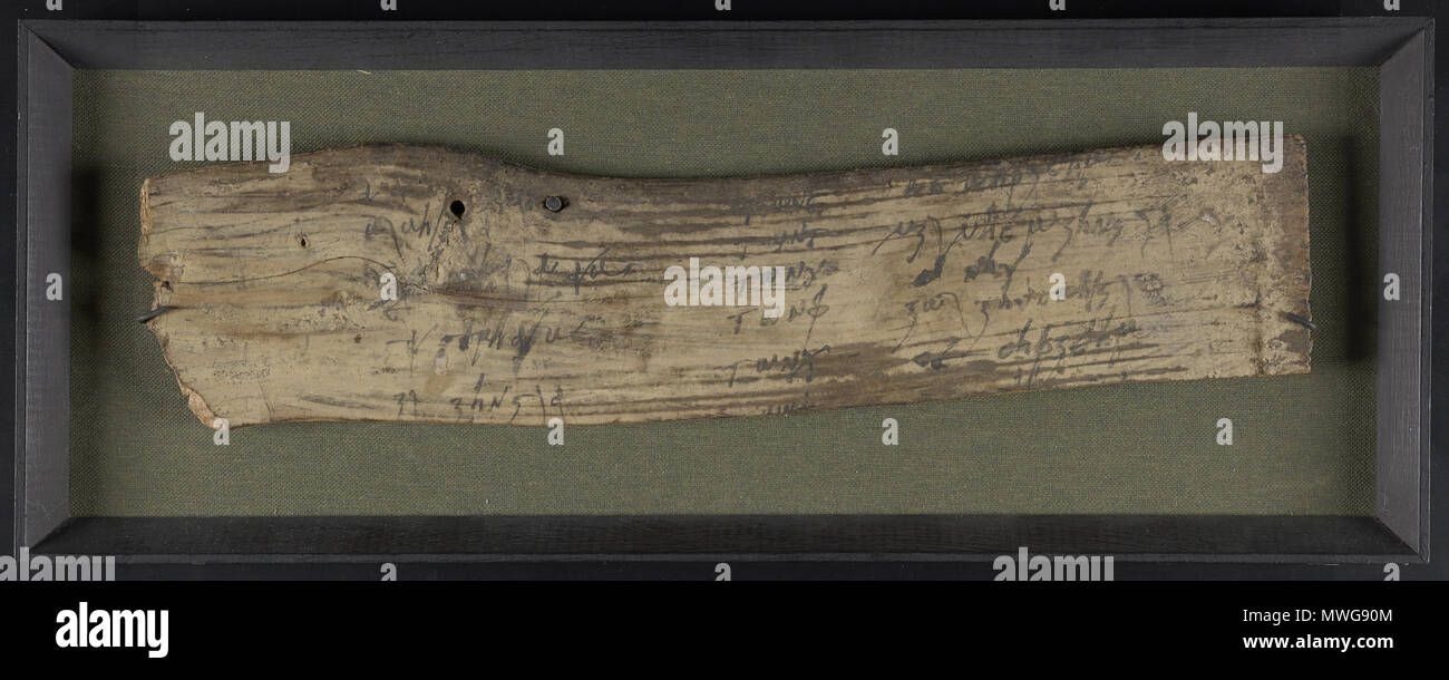 . Anglais : Mathematical Tables. [Fayyūm ?, l'Égypte, entre 500 et 699]. Fragment de bord recouvert de gesso, avec une paire de trous le long du côté long pour des liens avec d'autres conseils scolaires dans une simple commission du codex. 5 colonnes de chiffres grecs démontrant la division par 8 au recto, verso coloré brun foncé. Origine : Probablement écrit dans une communauté chrétienne de Fayyūm, Egypte, au 6e ou 7e siècle. 31 octobre 2014, 12:37:21. Les bibliothèques de l'Université de Pennsylvanie 374 LJS228-1 Banque D'Images