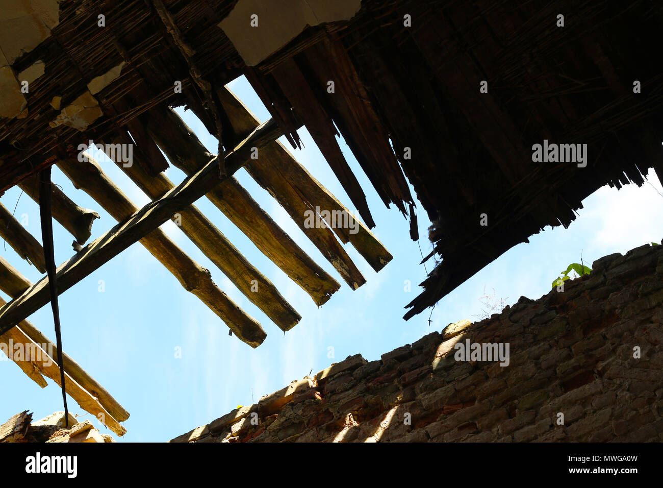 Trou dans le plafond du château en ruines. L'ancienne structure sombre. La lumière d'entrer dans le bâtiment. Banque D'Images