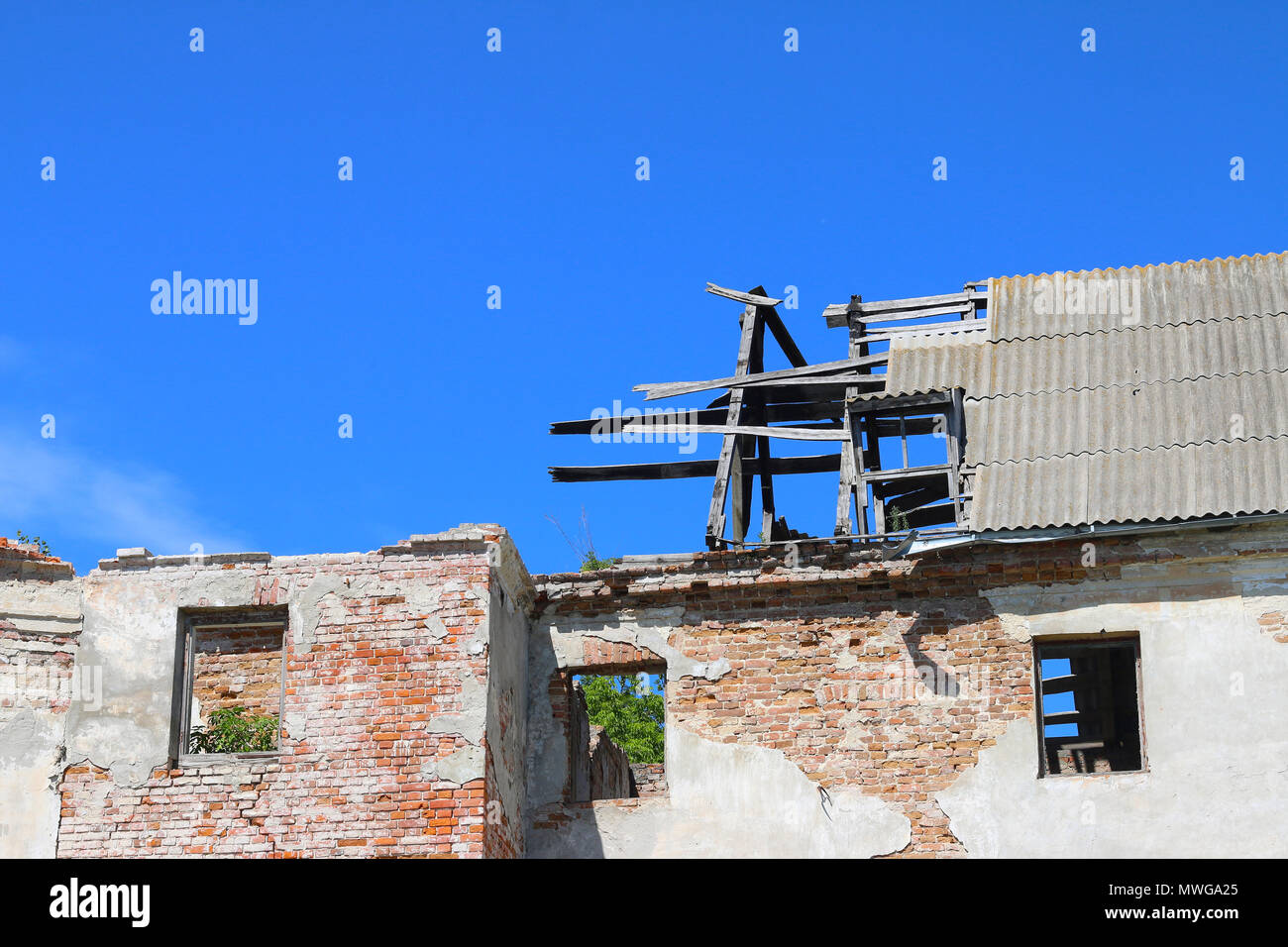 Un vieux bâtiment abandonné. Ciel bleu sur une journée ensoleillée. Banque D'Images