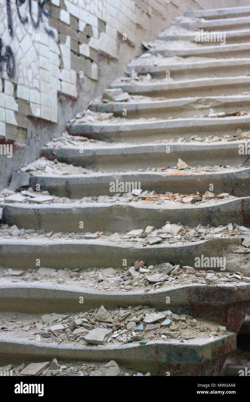 Monter les escaliers détruits Banque D'Images