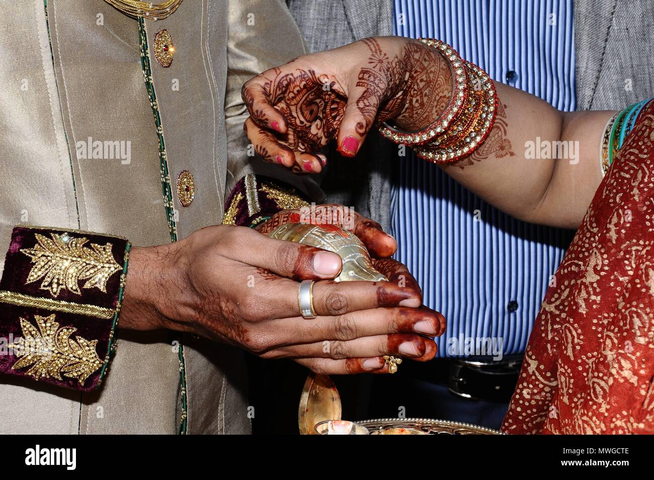 Avant-mariage indien rituels exécutés par le marié Banque D'Images