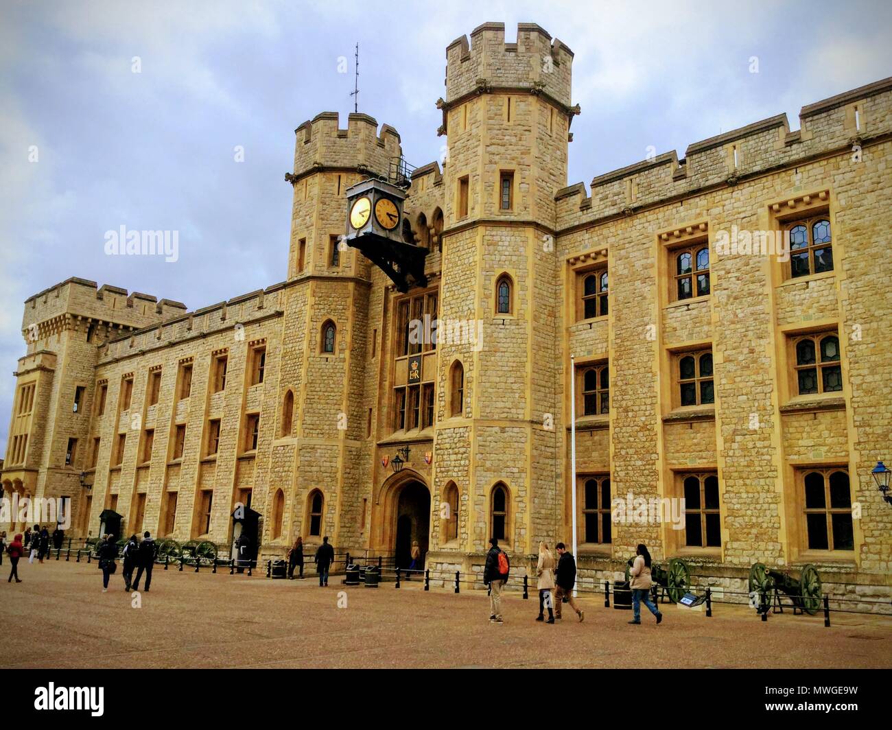 Londres, Royaume-Uni, le 4 mars 2017 : une vue de la Tour de Londres avec les touristes visitant le musée avec des nuages en arrière-plan. Banque D'Images