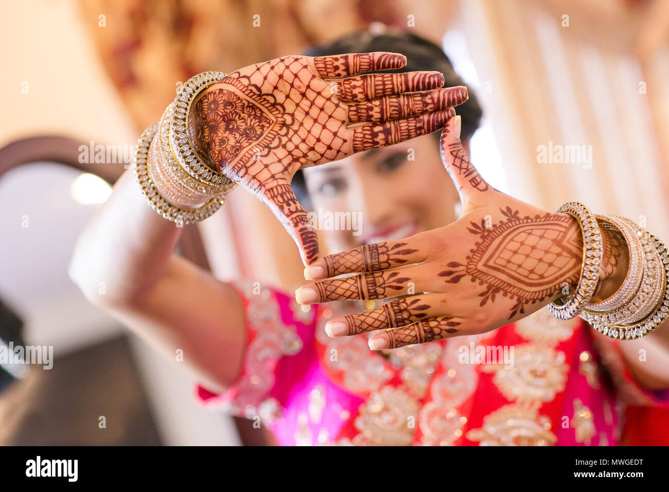 Indiens et Pakistanais mariée de style mariage montrant d'oreille, bracelets et belle conception Mehndi Banque D'Images