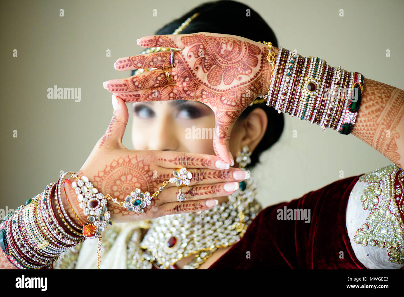 Indiens et Pakistanais mariée de style mariage montrant d'oreille, bracelets et belle conception Mehndi Banque D'Images