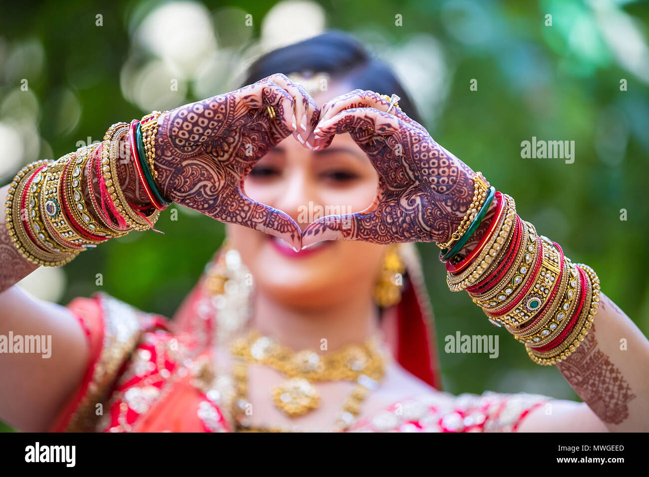 Indiens et Pakistanais de mariage mariée de prendre une forme de coeur sa main et beau design style Mehndi Banque D'Images