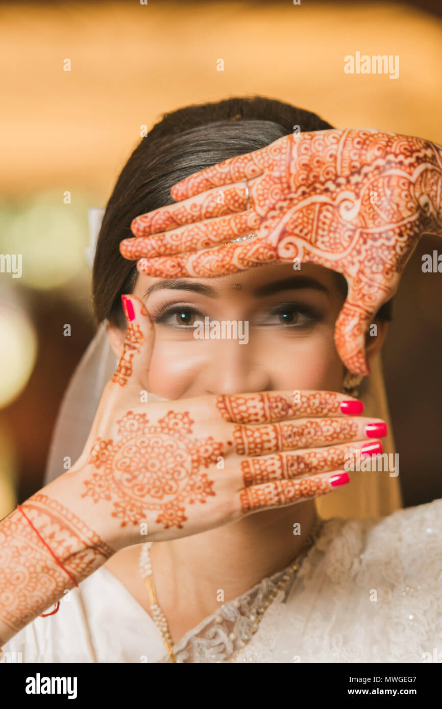 Femme mariée mariage pakistanais avec de belles mains, des mains de conception mehndi mariée indienne fille aux arts au henné Banque D'Images