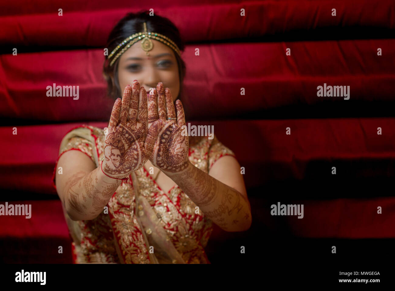 Femme mariée mariage pakistanais avec de belles mains, des mains de conception mehndi mariée indienne fille aux arts au henné Banque D'Images