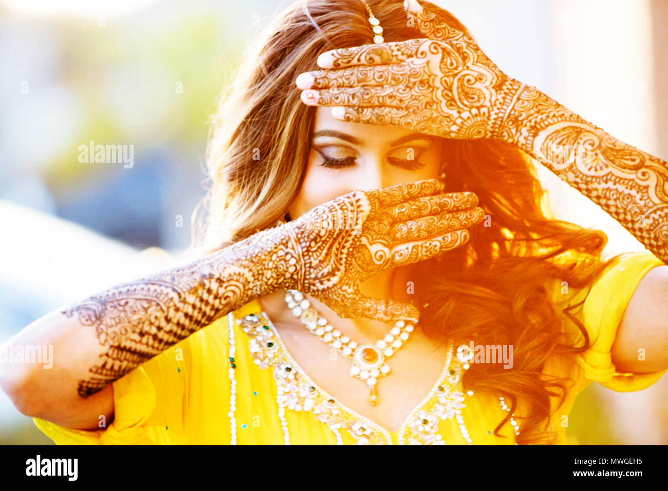 Femme mariée mariage pakistanais avec de belles mains, des mains de conception mehndi mariée indienne fille aux arts au henné Banque D'Images