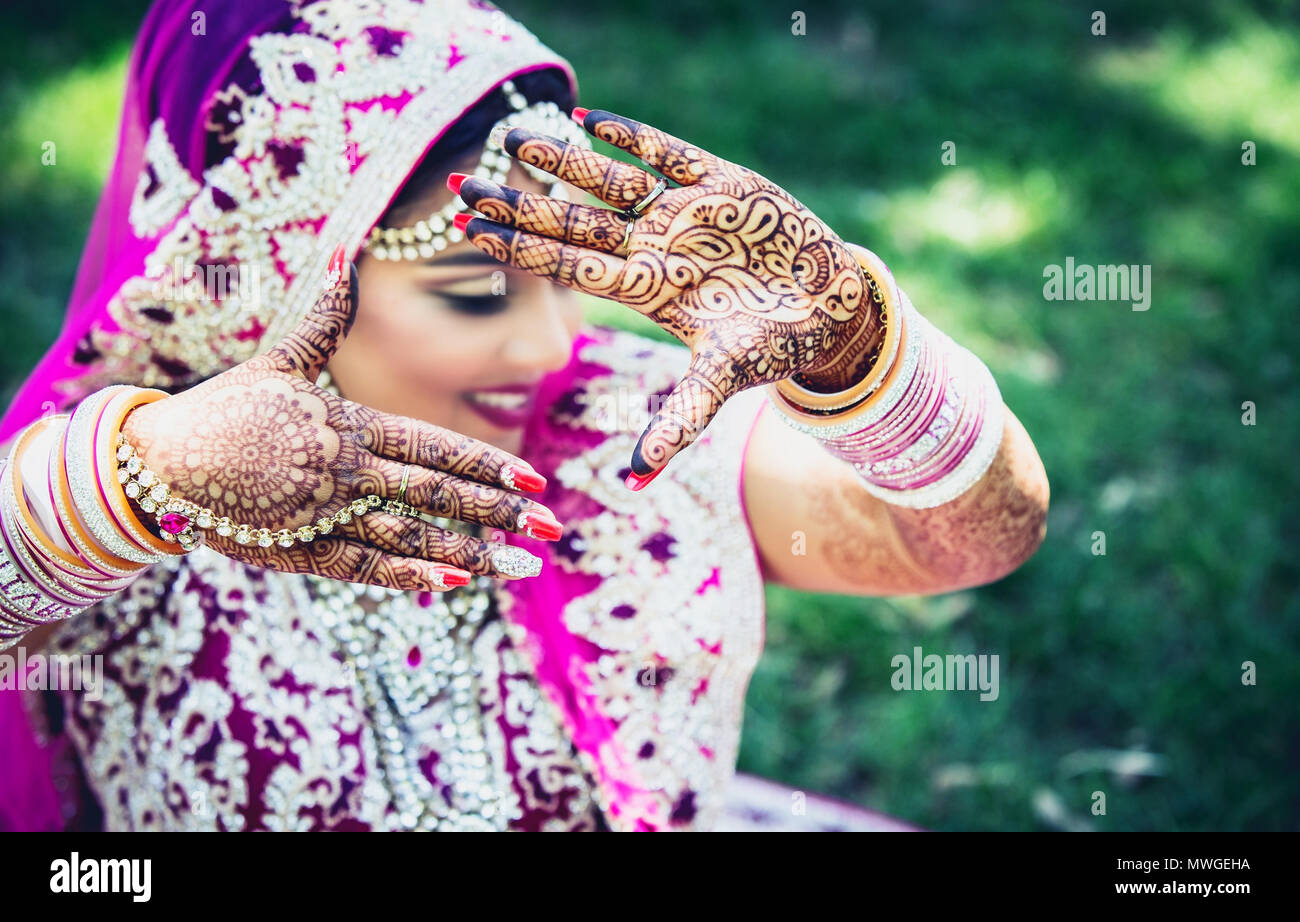 Femme mariée mariage pakistanais avec de belles mains, des mains de conception mehndi mariée indienne fille aux arts au henné Banque D'Images