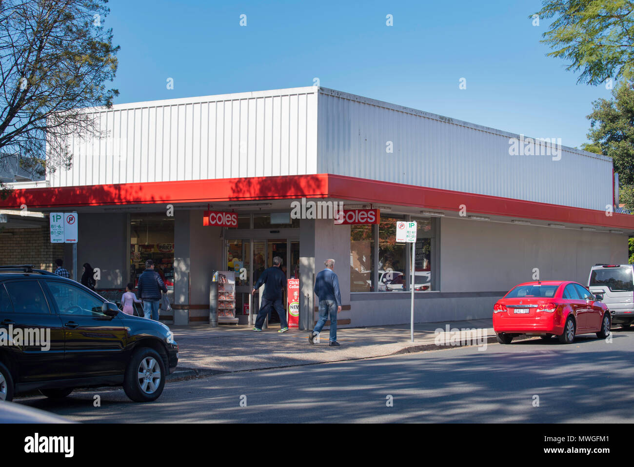 Un petit supermarché autonome Coles à Ray Street, Turramurra sur la rive nord de Sydney, en Australie, construit dans les années 1960 et jamais agrandi Banque D'Images