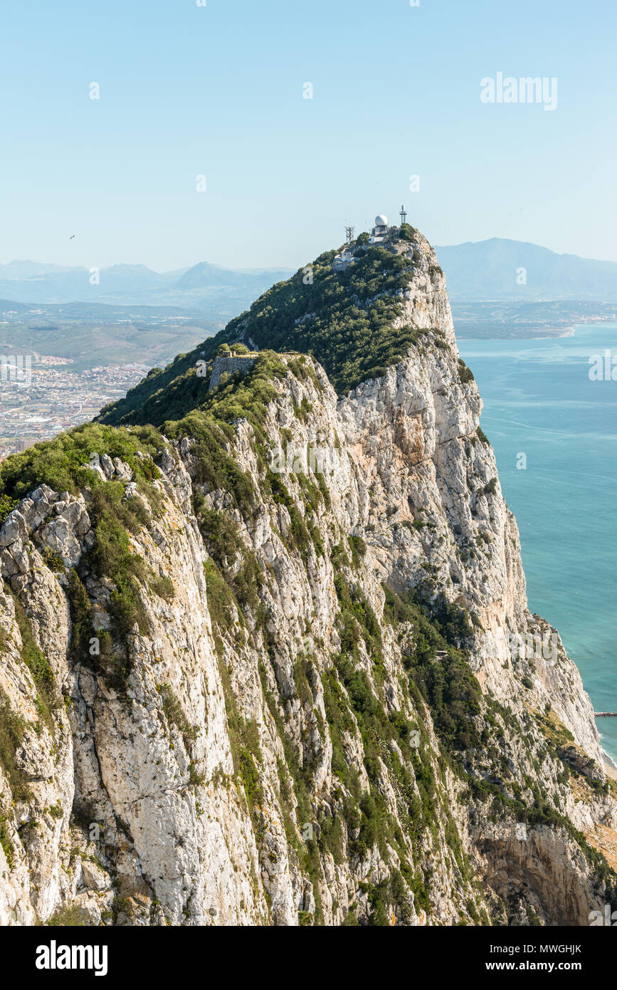 Vue aérienne de haut de rocher de Gibraltar, dans la région de Rock Parc Naturel : sur le côté gauche de la ville de Gibraltar et la baie, la mer Méditerranée sur la droite, United Kingdo Banque D'Images
