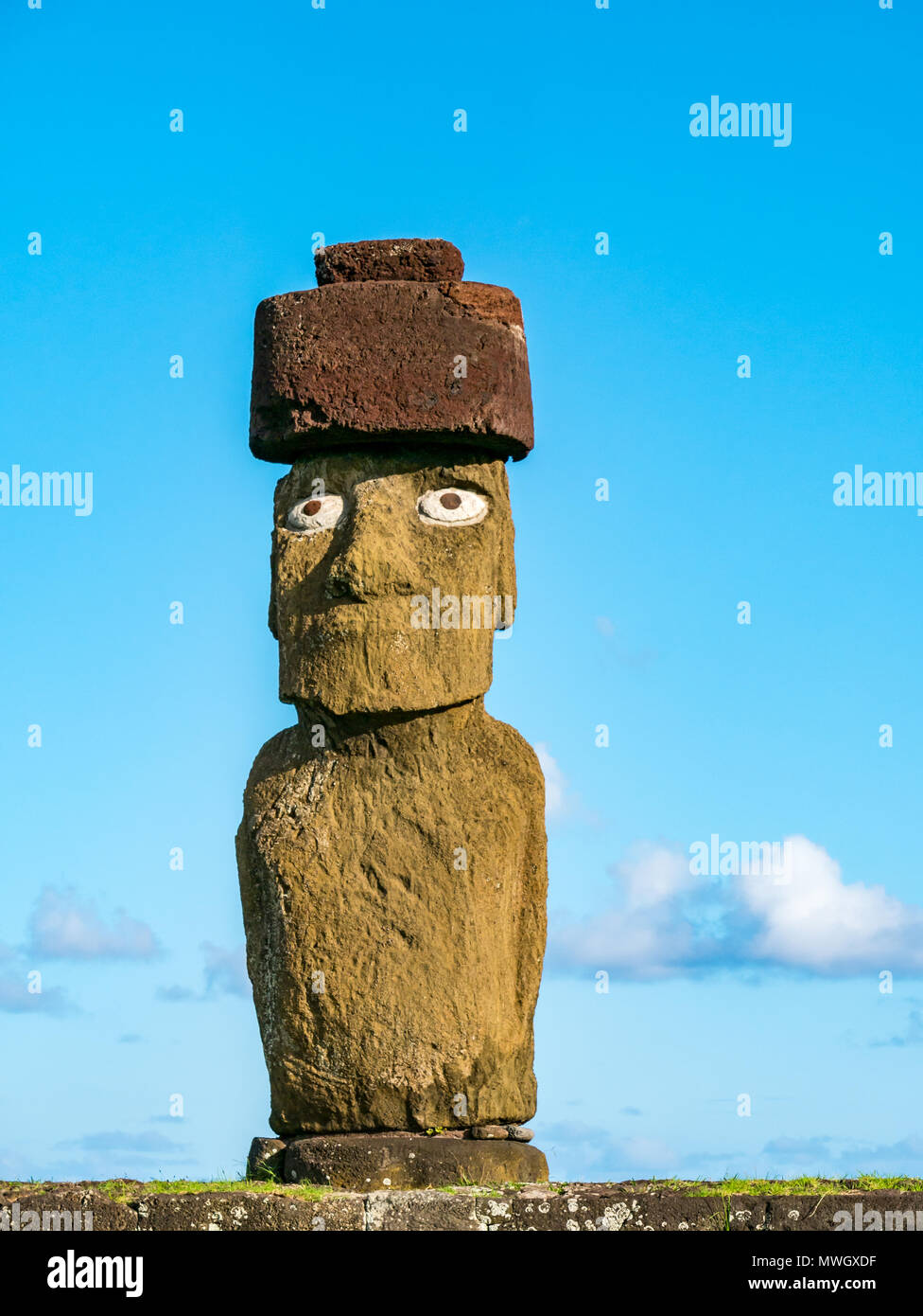 Close up of Ahu Ko Te Riku Moai figure avec chignon et des yeux d'obsidienne, l'ahu Tahai Moai complexe, Hanga Roa, l'île de Pâques, Chili Banque D'Images