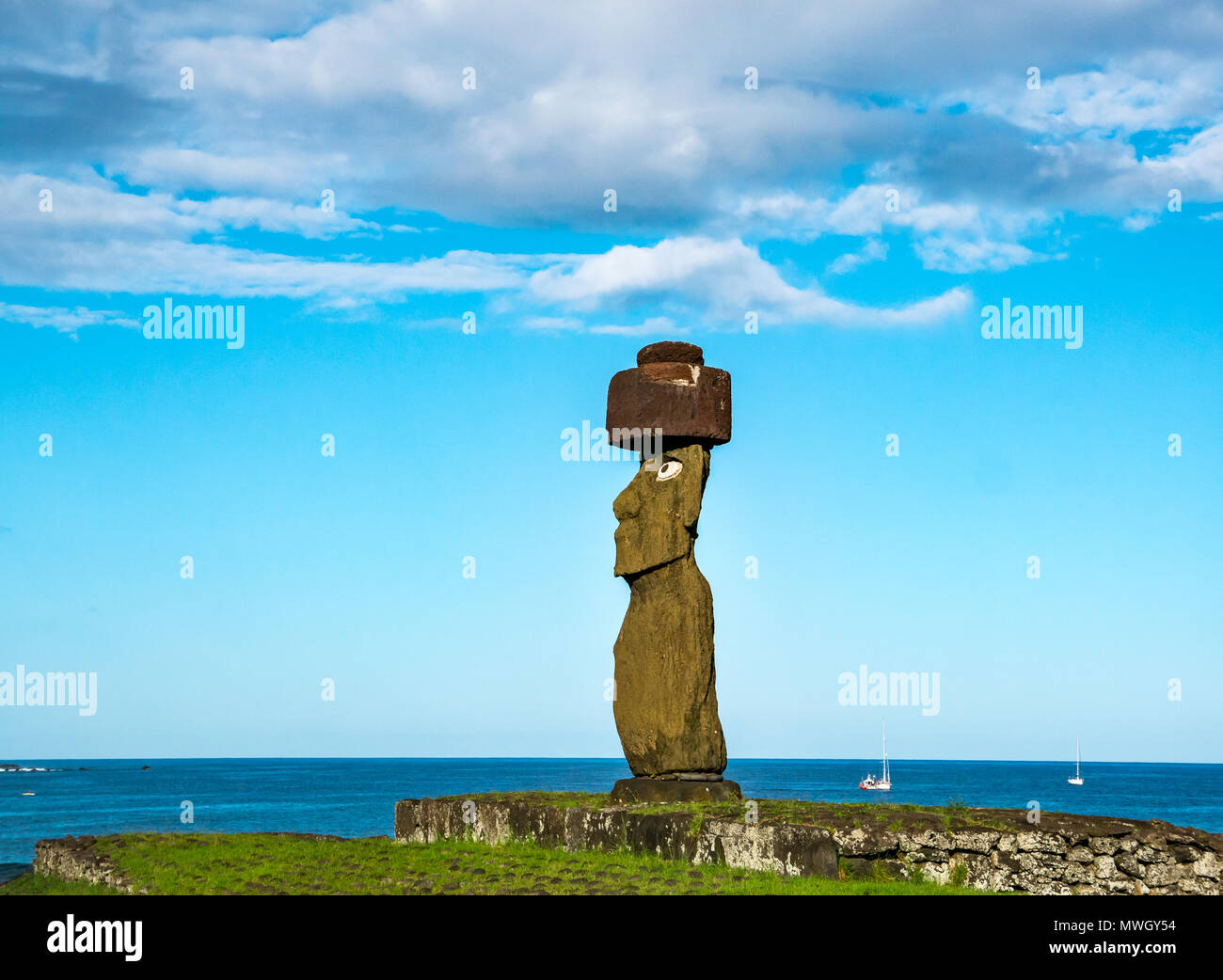 Ahu Ko Te Riku Moai figure avec chignon, Ahu Tahai Moai complexe, Hanga Roa, l'île de Pâques, Chili Banque D'Images