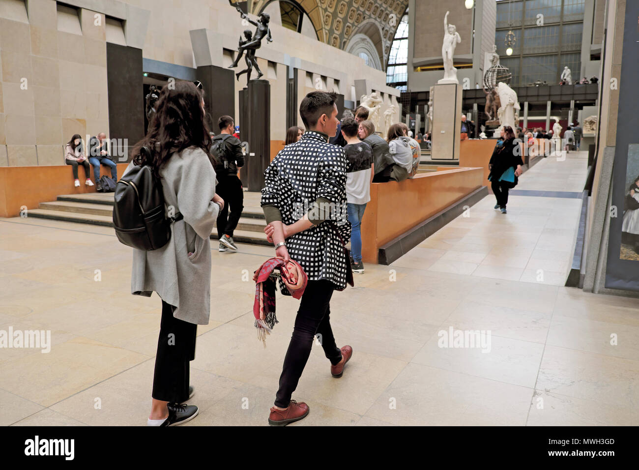 Femme à la mode les voyageurs visitant le Musée d'Orsay art gallery in Paris France KATHY DEWITT Banque D'Images