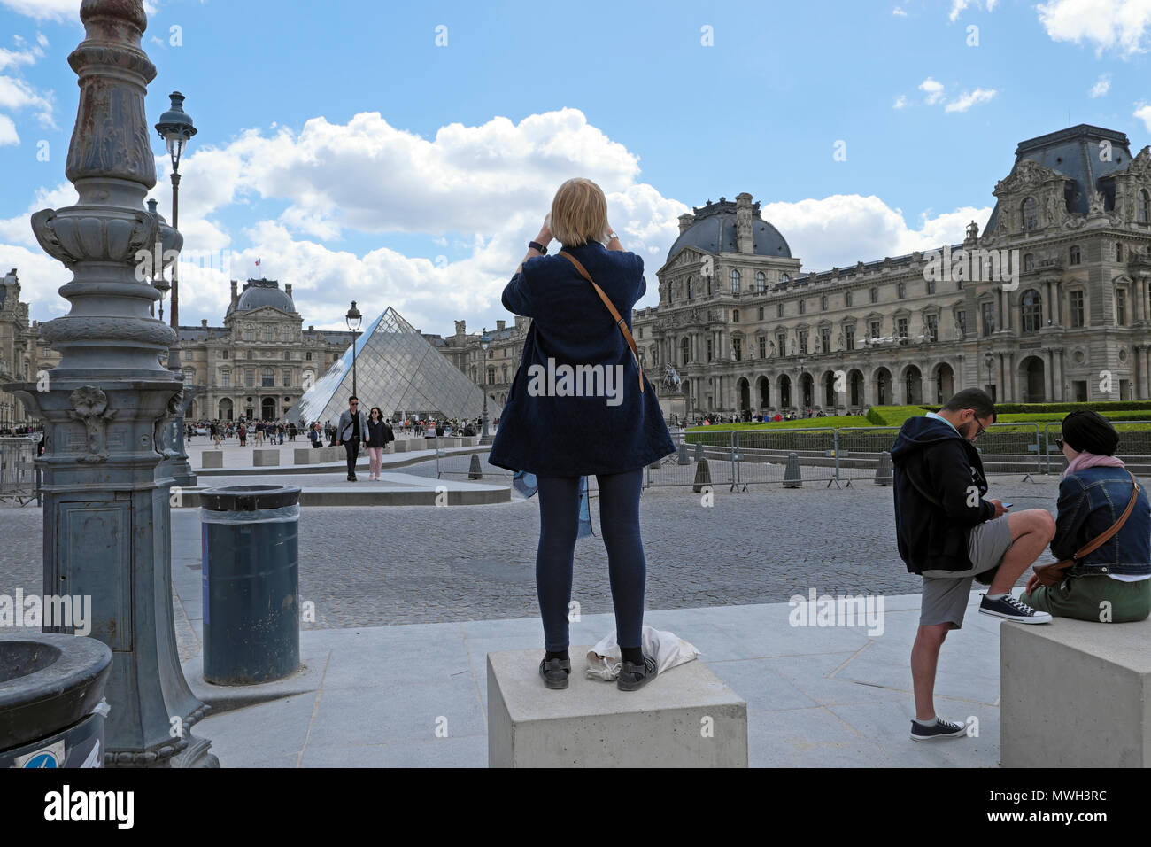 Vue arrière de femme touriste photographiant I.M. Pei Pyramide bâtiment au Louvre à Paris France Europe UE KATHY DEWITT Banque D'Images Vue arrière de femme touriste photographiant I.M. Pei Pyramide bâtiment au Louvre à Paris France Europe UE KATHY DEWITT Banque D'Images
