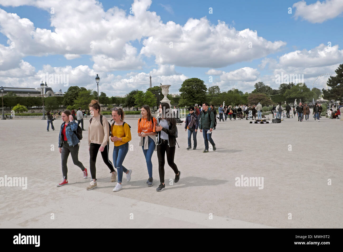 Un groupe de filles se rendant sur le Jardin des Tuileries au printemps en marchant le long du chemin de jardin ensemble dans Paris France Europe UE KATHY DEWITT Banque D'Images