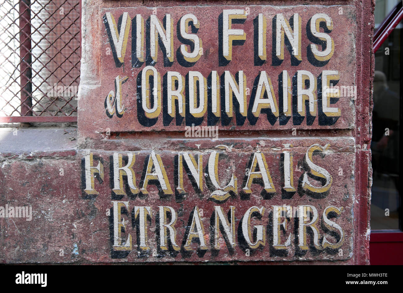 Vieux vin antique inscription en langue française sur le côté d'un immeuble "Vins Fins et ordinaire, Francais Etrangers' à Paris, France KATHY DEWITT Banque D'Images