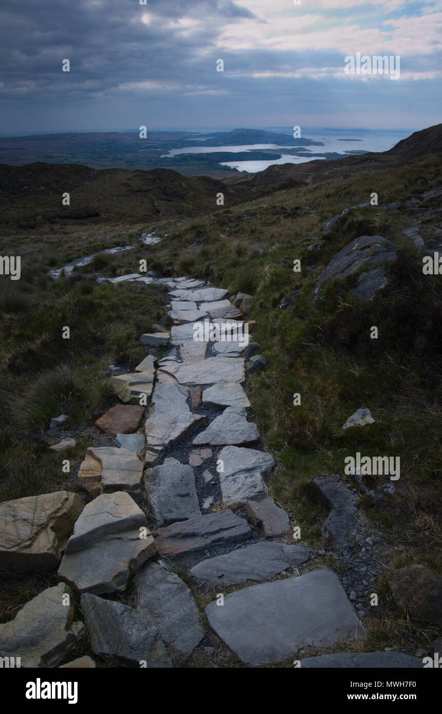Un sentier de randonnée sur la montagne de diamants le Connemara Banque D'Images