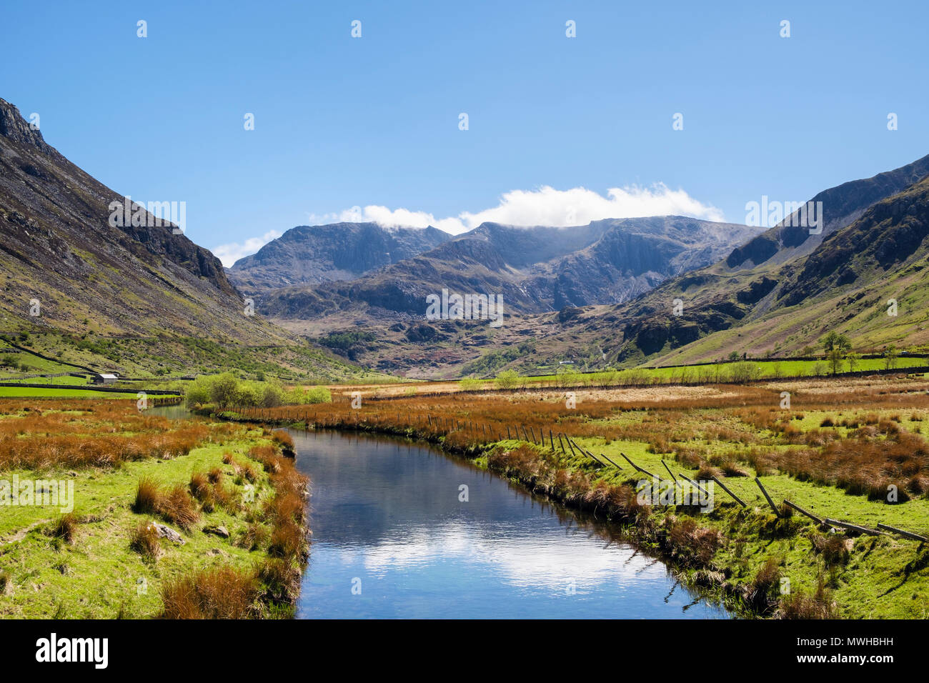 Vue panoramique sur les montagnes de Glyderau le long de la rivière Afon Ogwen, dans la vallée de Nant Ffrancon, dans le parc national de Snowdonia. Bethesda Gwynedd Pays de Galles du Nord Royaume-Uni Grande-Bretagne Banque D'Images