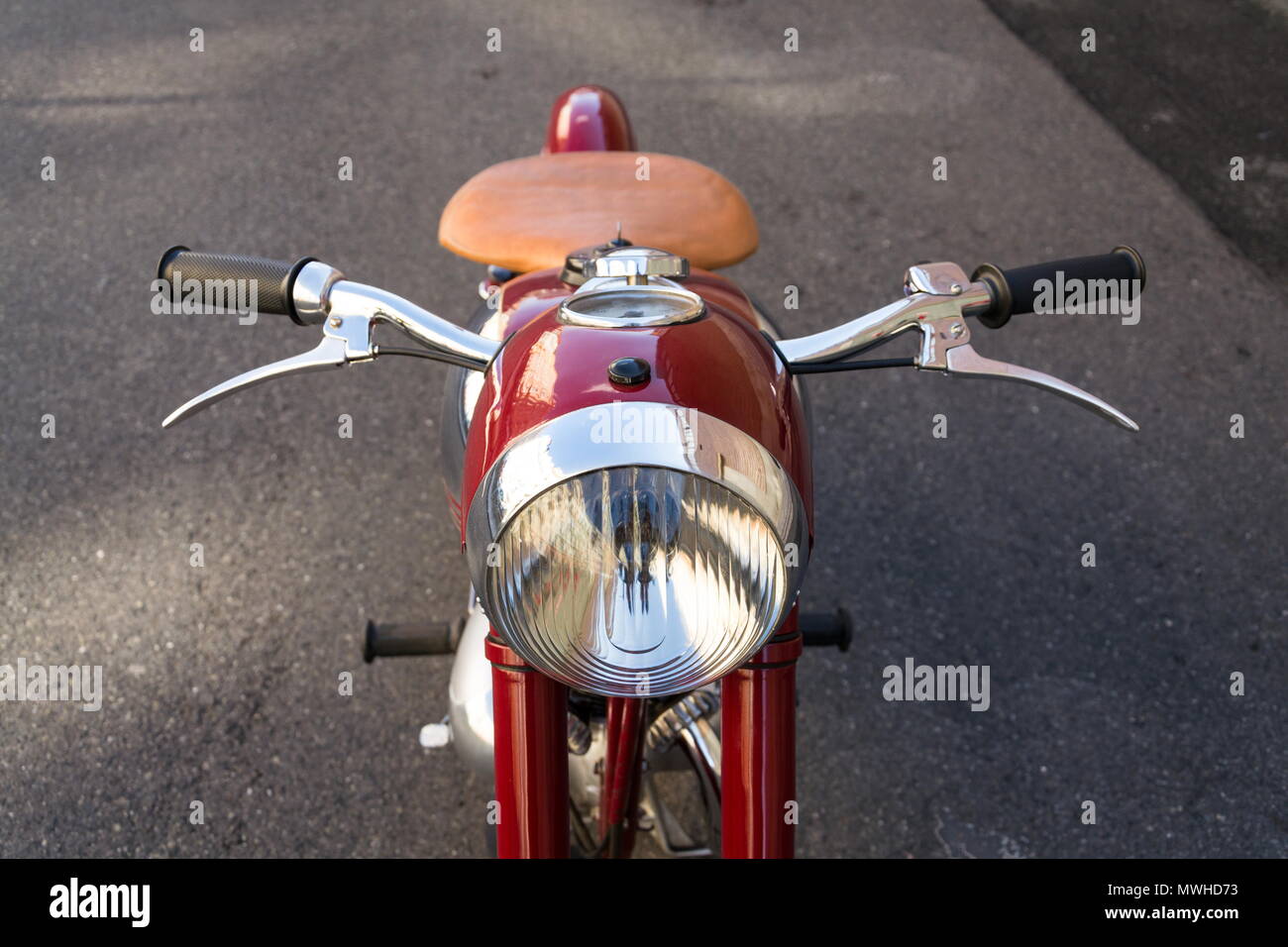 Moto Jawa 125 vintage rouge produite dans l'ancienne Tchécoslovaquie Banque D'Images