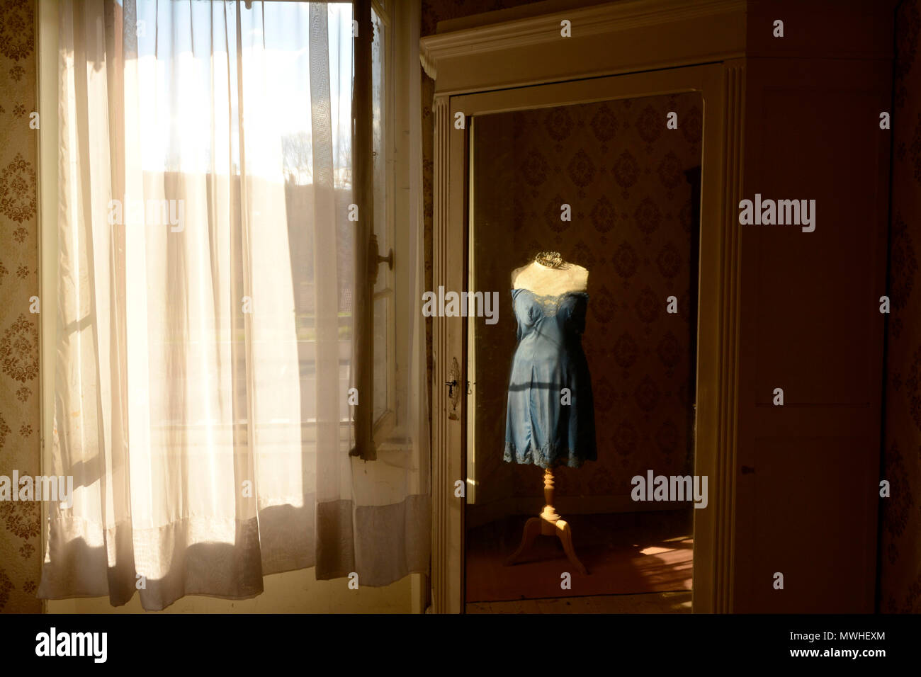 LA CRAVATE BLEUE REPOSE SUR UN MANNEQUIN DE TAILLEUR REFLÉTANT UNE VIEILLE GARDE-ROBE Banque D'Images LA CRAVATE BLEUE REPOSE SUR UN MANNEQUIN DE TAILLEUR REFLÉTANT UNE VIEILLE GARDE-ROBE Banque D'Images