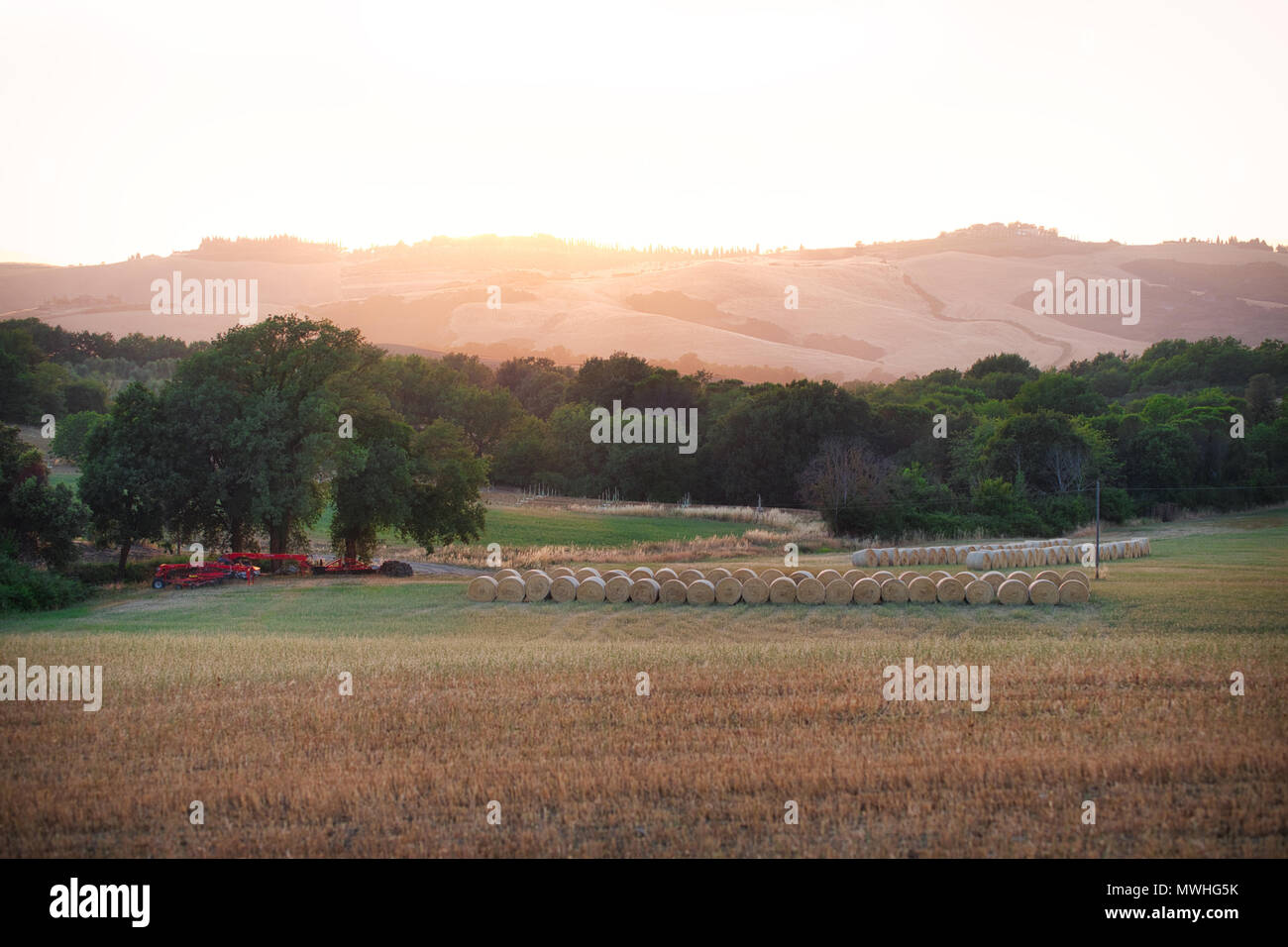 Photo d'une ferme en Toscane à l'heure du coucher de soleil. Banque D'Images